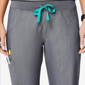 Figs Kade Cargo Scrub Pants in GRAPHITE